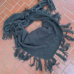 LOFT grey triangle knit fringe scarf